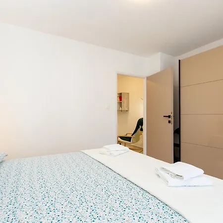 Apartment Rosoglio 300m From Sea, New 2024 Porec
