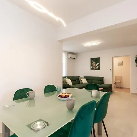 Apartment Rosoglio 300m From Sea, New 2024 Porec